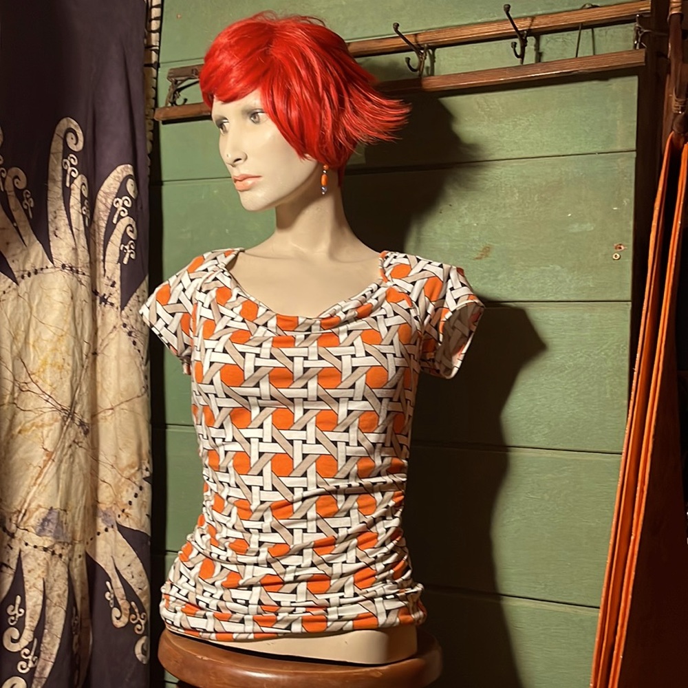 Banana Republic short sleeve blouse. Cross-cross lattice design. Orange
